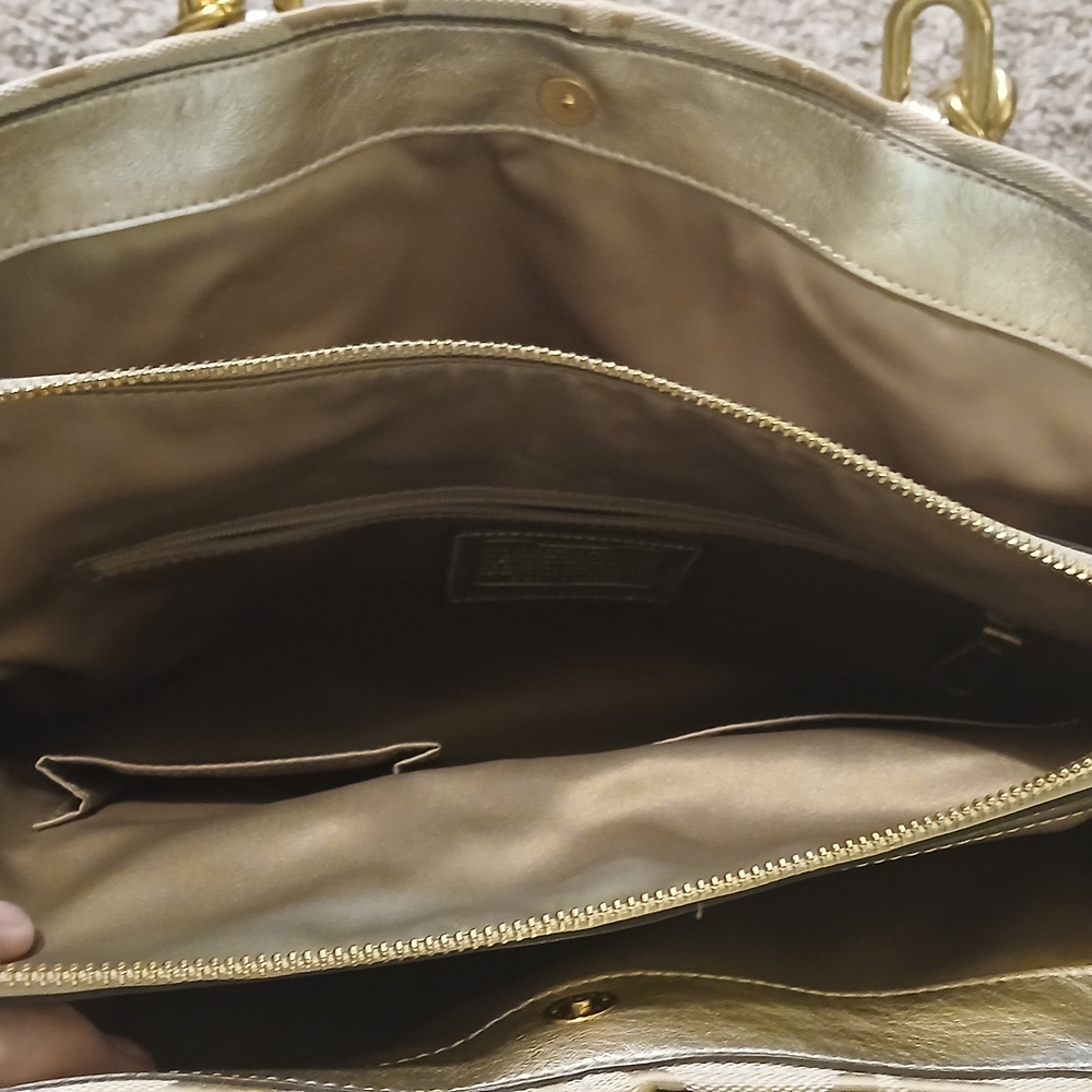 ✨ Coach Chelsea Jayden Signature Carryall | Cream & Gold | Like New ✨ - Picture 7 of 13